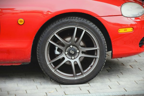 How can you effectively choose between leasing or buying a car in the UK?